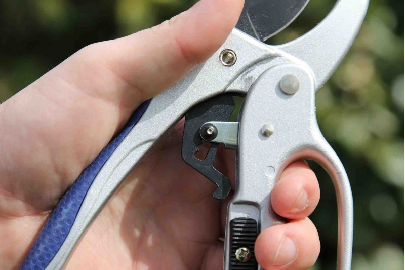 Šķēres zaru griešanai Metallo K0200 200 mm, ar pakāpju mehānismu, zilpelēkā krāsā.