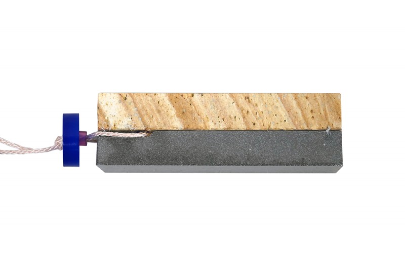 Japāņu divpusējais asināmais akmens “Amakusa” sirpjiem un dārza šķērēm (ar aukliņu)